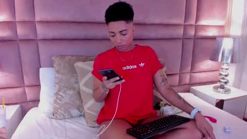 Snapshot of luciawallace chatting on 02/21/25, 02:50 lucia wallace online show from 02/21/25, 02:50