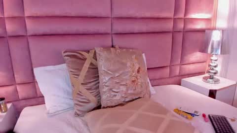 Snapshot of luciawallace chatting on 02/28/25, 02:09 lucia wallace online show from 02/28/25, 02:09