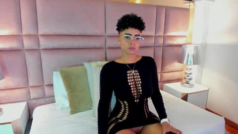 Snapshot of luciawallace chatting on 09/15/25, 10:43 lucia wallace online show from 09/15/25, 10:43