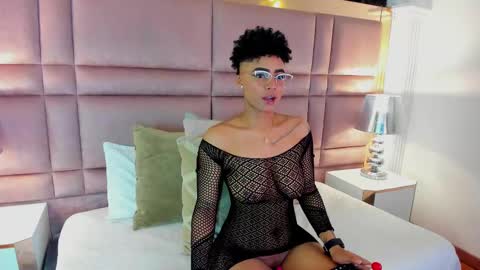 Snapshot of luciawallace chatting on 09/21/25, 09:27 lucia wallace online show from 09/21/25, 09:27