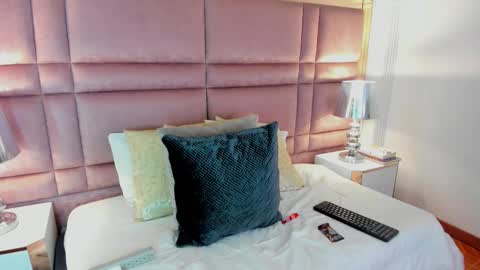 Snapshot of luciawallace chatting on 10/11/25, 04:22 lucia wallace online show from 10/11/25, 04:22