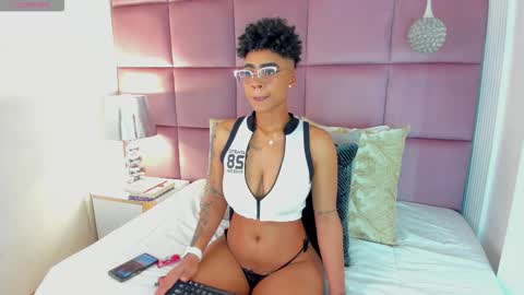 Snapshot of luciawallace chatting on 10/19/25, 12:44 lucia wallace online show from 10/19/25, 12:44