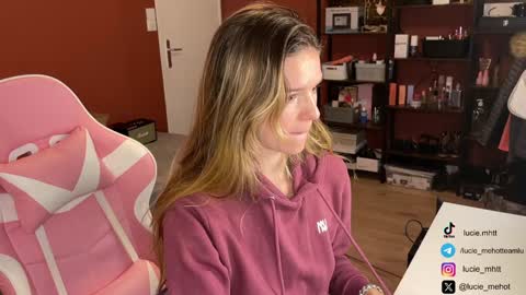 Snapshot of lucie_hot chatting on 12/03/24, 10:50 Lucie hot follow me on online show from 12/03/24, 10:50