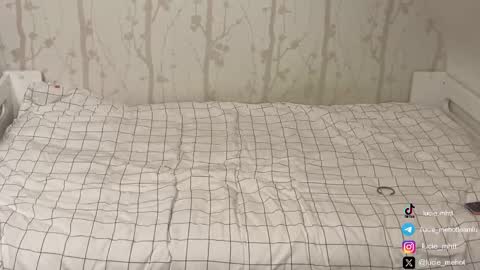 Snapshot of lucie_hot chatting on 09/24/25, 06:55 Lucie hot follow me on online show from 09/24/25, 06:55