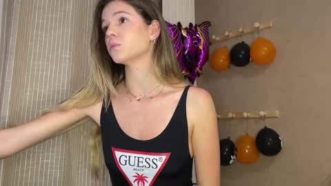 Snapshot of lucie_hot chatting on 10/22/25, 06:18 Lucie hot follow me on online show from 10/22/25, 06:18