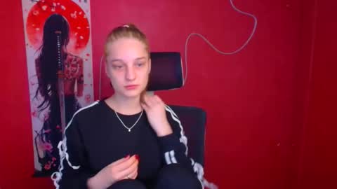 Snapshot of lucieamour_ chatting on 11/16/25, 06:13 Lucie online show from 11/16/25, 06:13