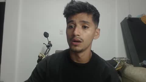 Snapshot of lucifferr_ chatting on 11/14/25, 06:39 leonel online show from 11/14/25, 06:39