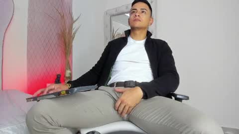 Snapshot of lucii_fer_ chatting on 04/12/26, 12:21 Leo online show from 04/12/26, 12:21