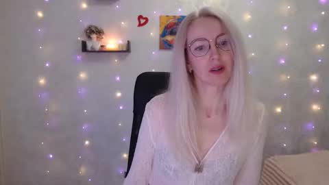 Snapshot of luckcristal chatting on 04/14/26, 04:35 Arina online show from 04/14/26, 04:35