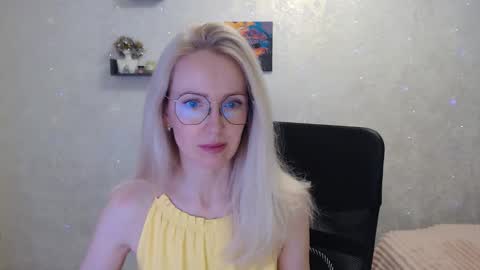 Snapshot of luckcristal chatting on 05/21/26, 06:04 Arina online show from 05/21/26, 06:04