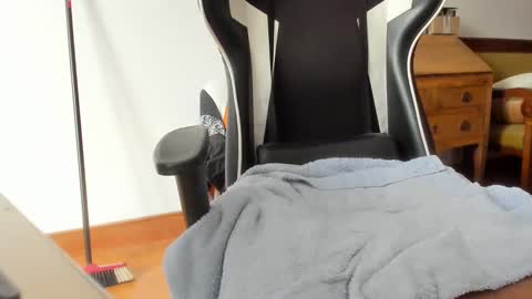 Snapshot of luckydrakex chatting on 12/22/24, 11:11 Lucky online show from 12/22/24, 11:11