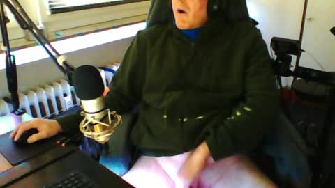 Snapshot of luckyfreak1 chatting on 03/31/26, 04:40 call me Stefan online show from 03/31/26, 04:40