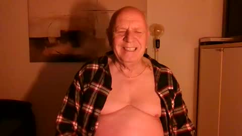 Snapshot of luclovestops chatting on 11/18/25, 04:17 Luclostops online show from 11/18/25, 04:17