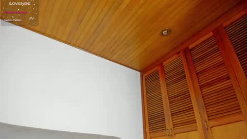 Hello my name is Lucy nice to meet you  thumb up is important for me kisses     online show from 02/05/25, 09:07