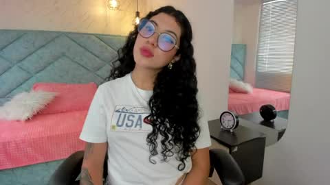 Snapshot of lucy_greys_ chatting on 04/21/26, 08:01 Lucy Greys online show from 04/21/26, 08:01