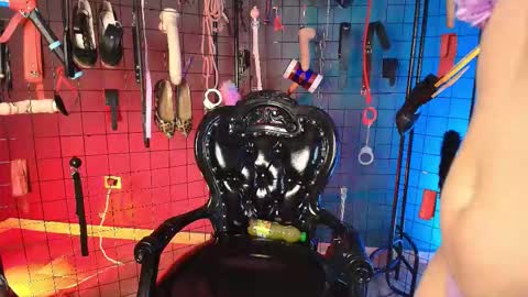 Snapshot of lucy_queensss chatting on 12/18/25, 08:59 Lucy and slave maddy online show from 12/18/25, 08:59