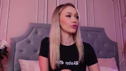 Snapshot of lucyaddison chatting on 10/14/25, 02:51 LucyAddison online show from 10/14/25, 02:51