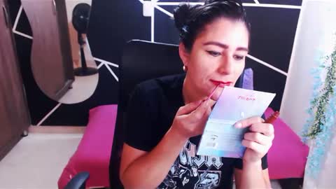 Snapshot of lucyli_ chatting on 01/16/25, 01:04 LUCY online show from 01/16/25, 01:04