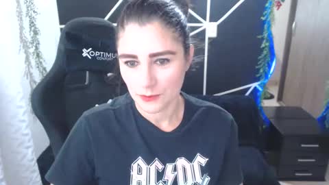 Snapshot of lucyli_ chatting on 11/22/25, 07:13 LUCY online show from 11/22/25, 07:13