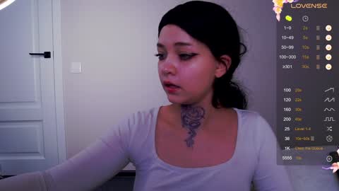 Snapshot of lucyvee chatting on 12/04/24, 11:30 lucyvee online show from 12/04/24, 11:30