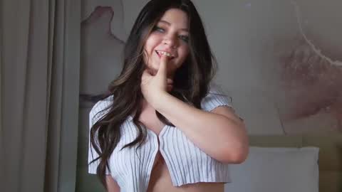 Snapshot of lucyvee chatting on 12/08/24, 01:35 lucyvee online show from 12/08/24, 01:35