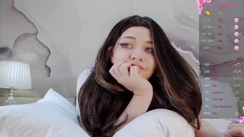 Snapshot of lucyvee chatting on 12/15/24, 01:46 lucyvee online show from 12/15/24, 01:46