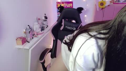 Snapshot of lucyy_peach chatting on 03/24/26, 01:32 LUCYY FROM HOME online show from 03/24/26, 01:32
