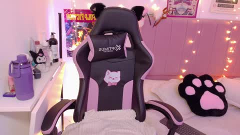 Snapshot of lucyy_peach chatting on 04/11/26, 03:33 LUCYY FROM HOME online show from 04/11/26, 03:33