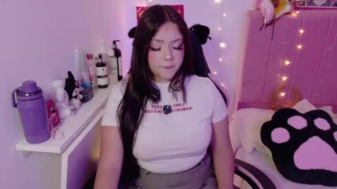 Snapshot of lucyy_peach chatting on 04/18/26, 01:42 LUCYY FROM HOME online show from 04/18/26, 01:42