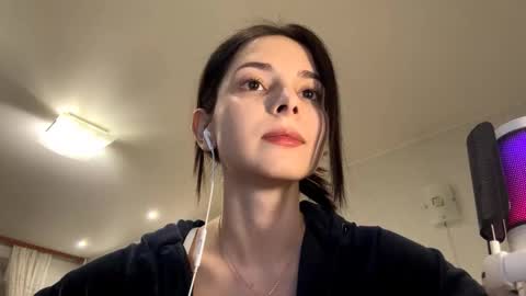 Snapshot of ludivinablice chatting on 03/17/26, 05:16 Mika online show from 03/17/26, 05:16