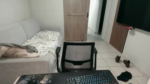 Snapshot of luis_flr chatting on 12/19/25, 01:56 luis_flr online show from 12/19/25, 01:56