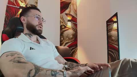 Snapshot of luke_davis01 chatting on 11/05/25, 01:22 LUKE online show from 11/05/25, 01:22