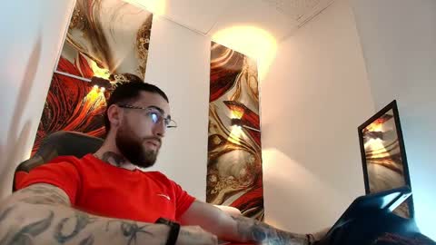 Snapshot of luke_davis01 chatting on 04/01/26, 01:01 LUKE online show from 04/01/26, 01:01