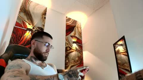 Snapshot of luke_davis01 chatting on 04/06/26, 01:01 LUKE online show from 04/06/26, 01:01