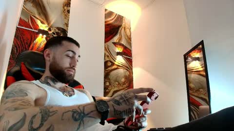 Snapshot of luke_davis01 chatting on 04/10/26, 01:05 LUKE online show from 04/10/26, 01:05