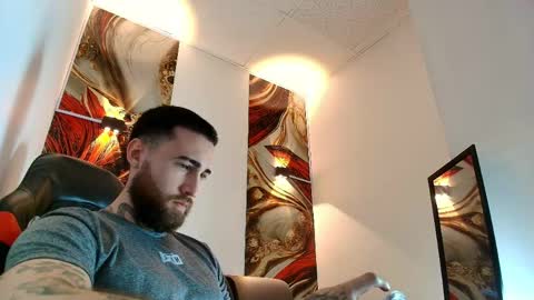 Snapshot of luke_davis01 chatting on 04/16/26, 01:01 LUKE online show from 04/16/26, 01:01