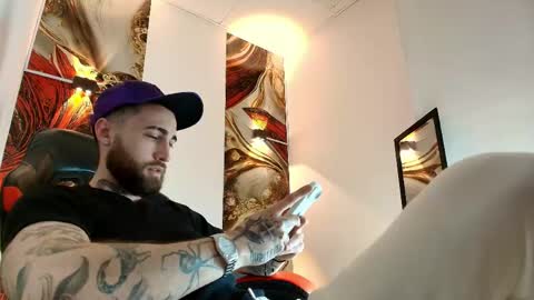 Snapshot of luke_davis01 chatting on 04/23/26, 01:13 LUKE online show from 04/23/26, 01:13