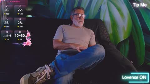 Snapshot of lukecrews chatting on 12/21/25, 08:27 Luke Crews online show from 12/21/25, 08:27