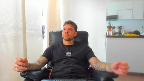 Snapshot of lukeglanton17 chatting on 04/07/26, 04:18 Luke online show from 04/07/26, 04:18