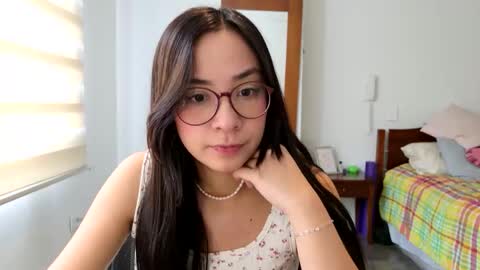 Snapshot of lulibee_ chatting on 04/08/26, 01:11 Luli online show from 04/08/26, 01:11