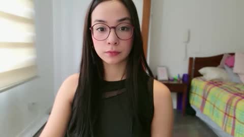 Snapshot of lulibee_ chatting on 04/13/26, 01:05 Luli online show from 04/13/26, 01:05
