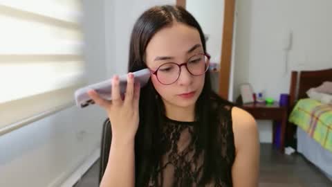 Snapshot of lulibee_ chatting on 04/22/26, 01:23 Luli online show from 04/22/26, 01:23