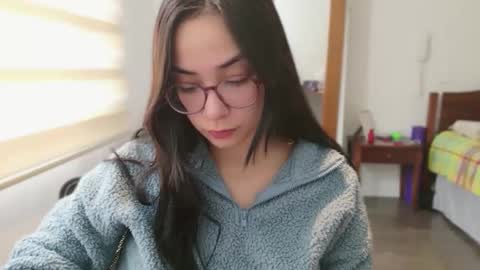Snapshot of lulibee_ chatting on 04/25/26, 01:14 Luli online show from 04/25/26, 01:14