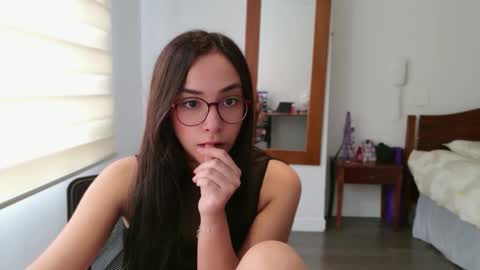 Snapshot of lulibee_ chatting on 05/11/26, 04:04 Luli online show from 05/11/26, 04:04