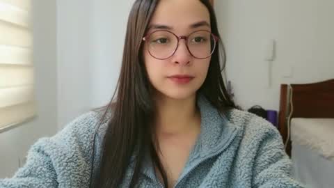 Snapshot of lulibee_ chatting on 06/19/26, 01:04 Luli online show from 06/19/26, 01:04