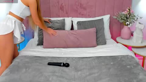 Snapshot of lullyfox chatting on 10/18/25, 12:17 Cherie online show from 10/18/25, 12:17