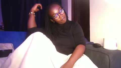 lulu_sparks1 online show from 12/05/25, 06:55