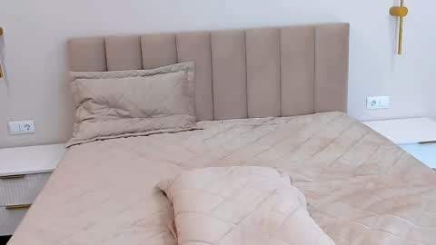 Snapshot of lulu_wolfie chatting on 04/21/26, 01:42 Lulu online show from 04/21/26, 01:42