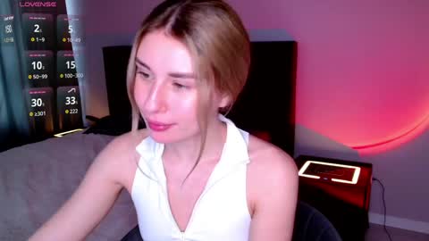 Snapshot of lulydooll chatting on 04/19/26, 08:24 Roxy 3 online show from 04/19/26, 08:24