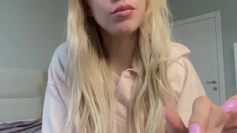 Snapshot of lumineess chatting on 05/17/26, 04:47 Catherine online show from 05/17/26, 04:47